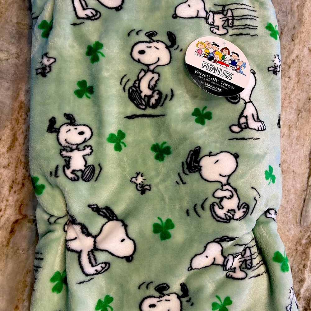 New Peanuts Snoopy green St. Patricks Day blanket